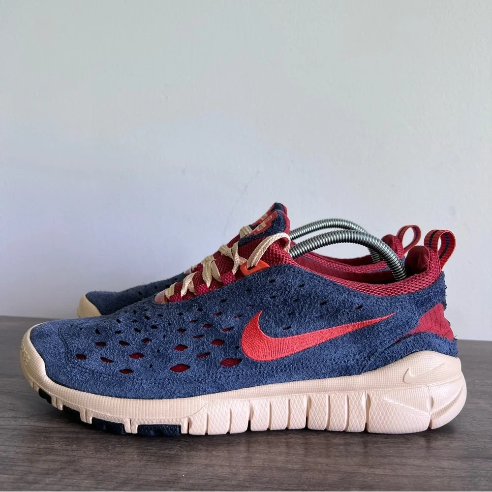 Nike Men's Navy Blue and Red Athletic Shoes